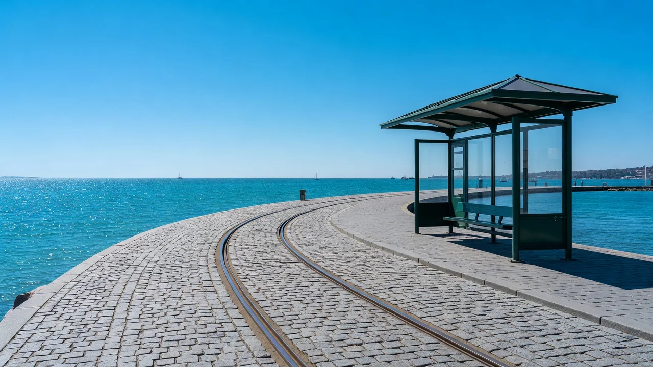 Konak tramvayı rayları ve körfez manzarası, yeşil tramvay durağı, açık hava
