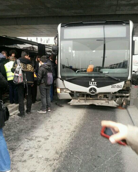 Metrobüs kaza yaptı yaralılar var